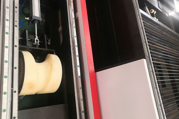 How does the fiber laser head of the plate and tube integrated laser cutting machine achieve rapid switching between plate and tube cutting modes?